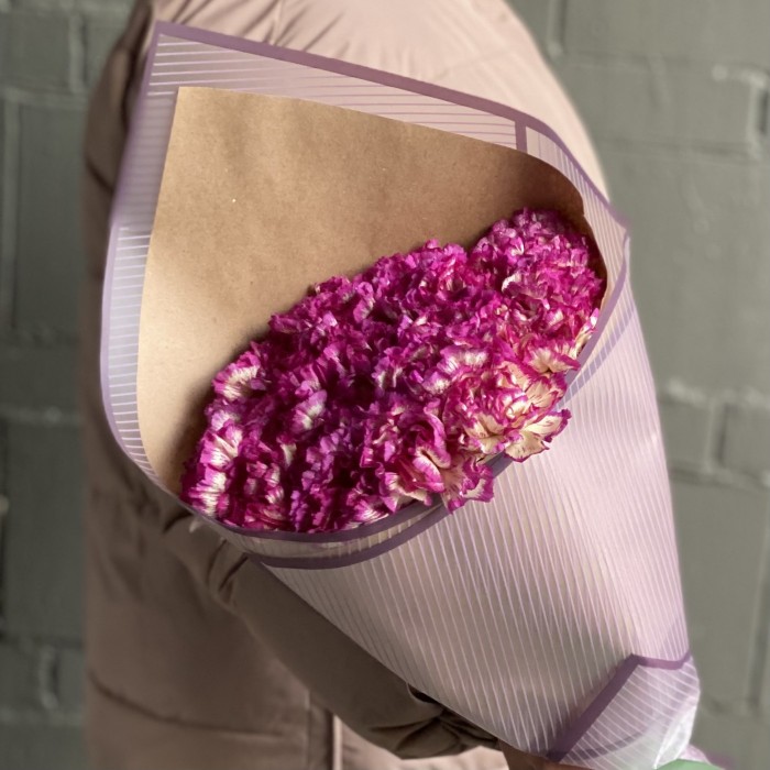 Букет бело-малиновых гвоздик