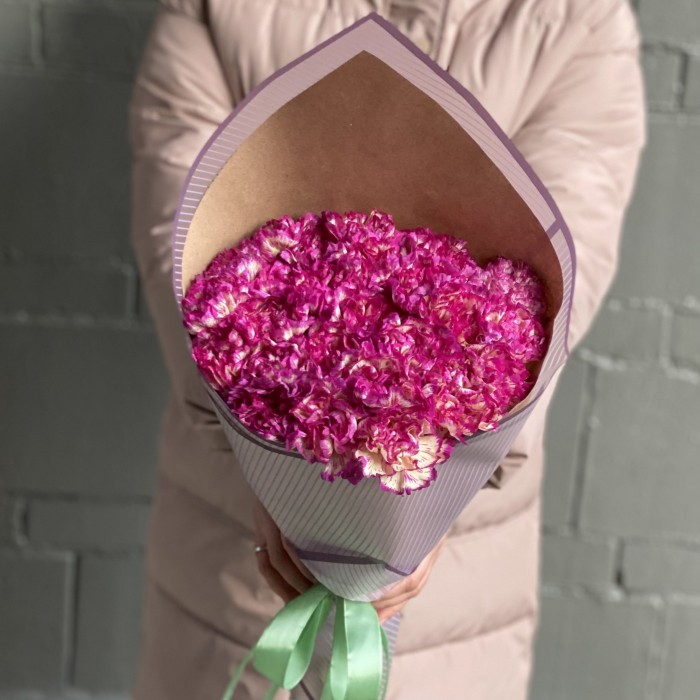 Букет бело-малиновых гвоздик