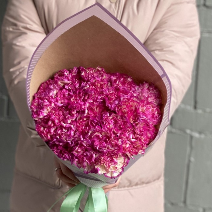 Букет бело-малиновых гвоздик