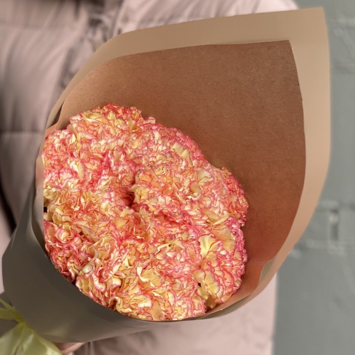 Букет гвоздик цвета пламени