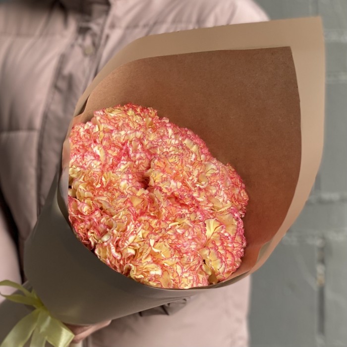 Букет гвоздик цвета пламени