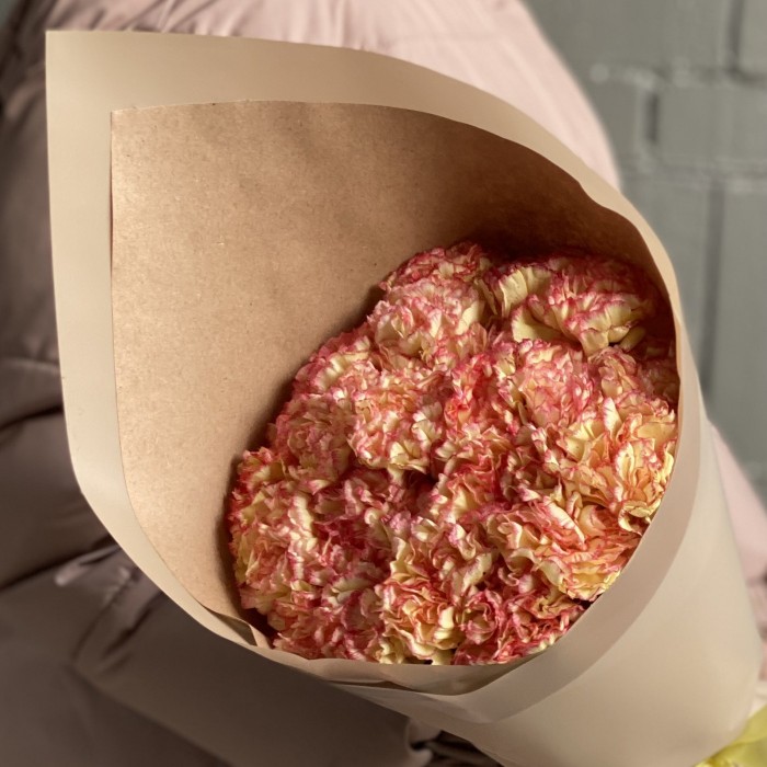 Букет гвоздик цвета пламени