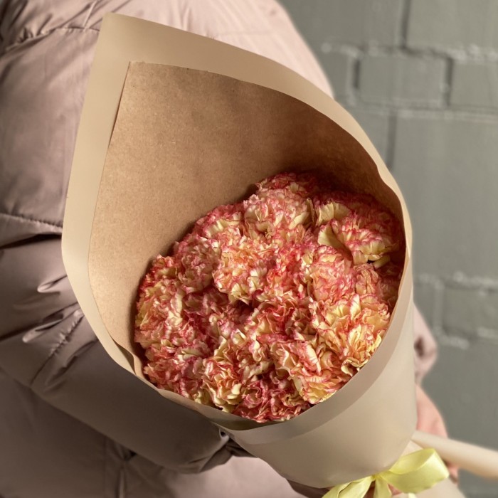 Букет гвоздик цвета пламени