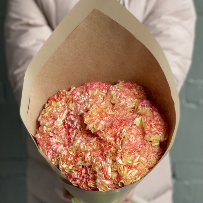 Букет гвоздик цвета пламени