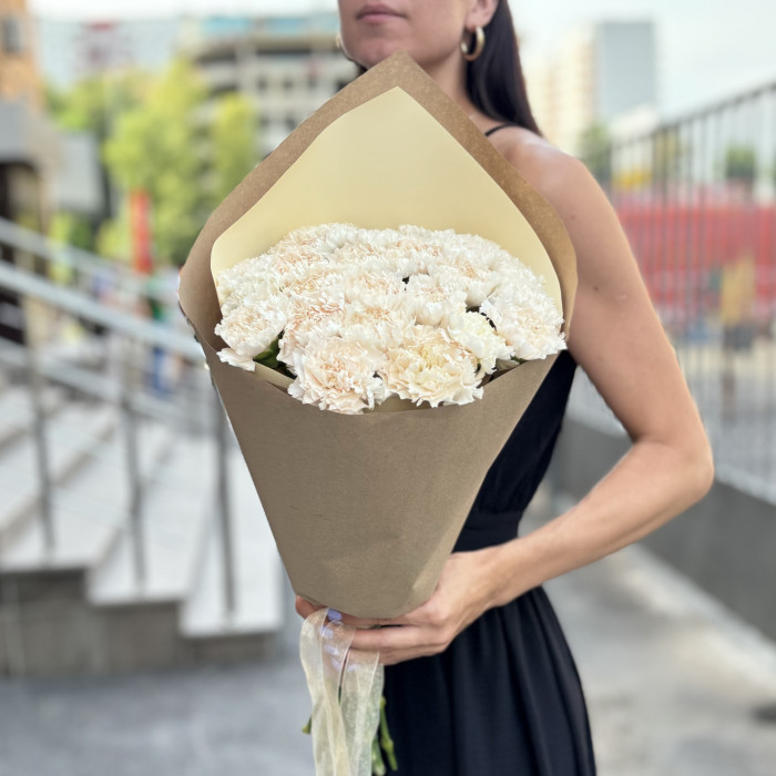 Букет гвоздик цвета жемчуга