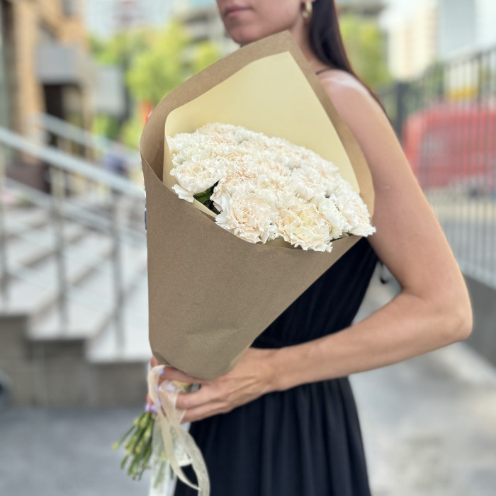 Букет гвоздик цвета жемчуга