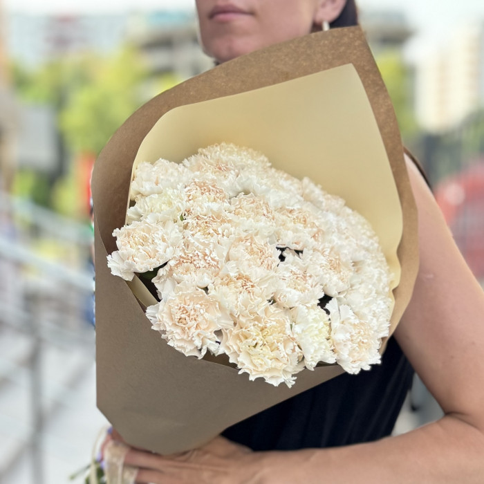 Букет гвоздик цвета жемчуга