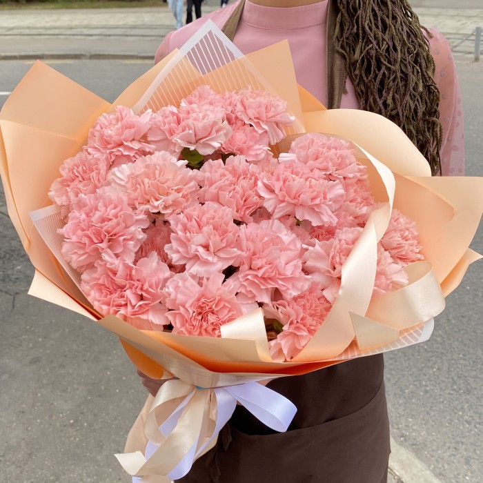 Букет из нежно-розовых гвоздик