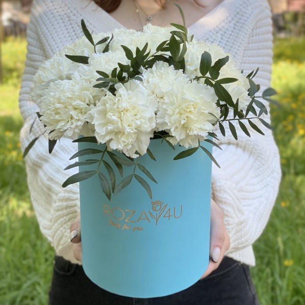 Белые гвоздики в коробке