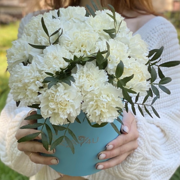 Белые гвоздики в коробке