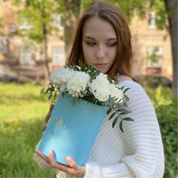 Белые гвоздики в коробке