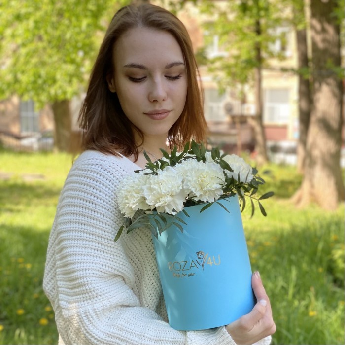 Белые гвоздики в коробке