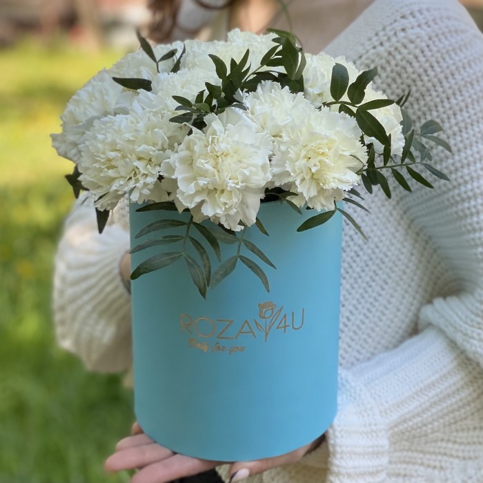 Белые гвоздики в коробке