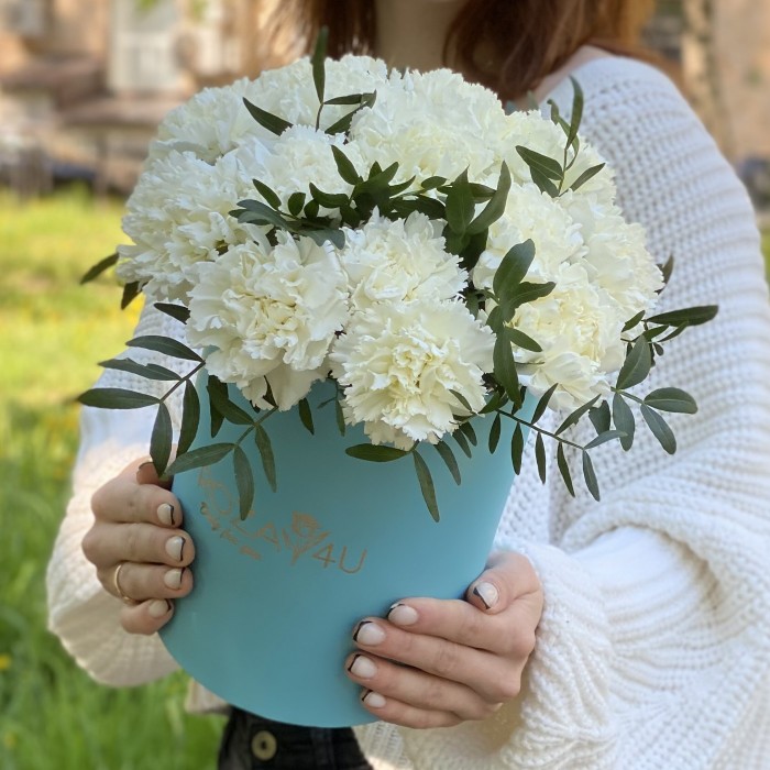 Белые гвоздики в коробке