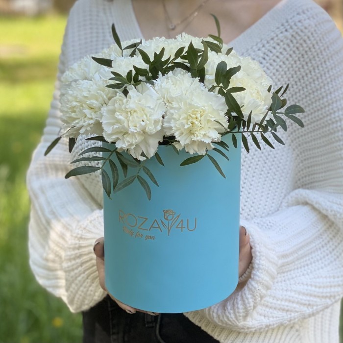 Белые гвоздики в коробке