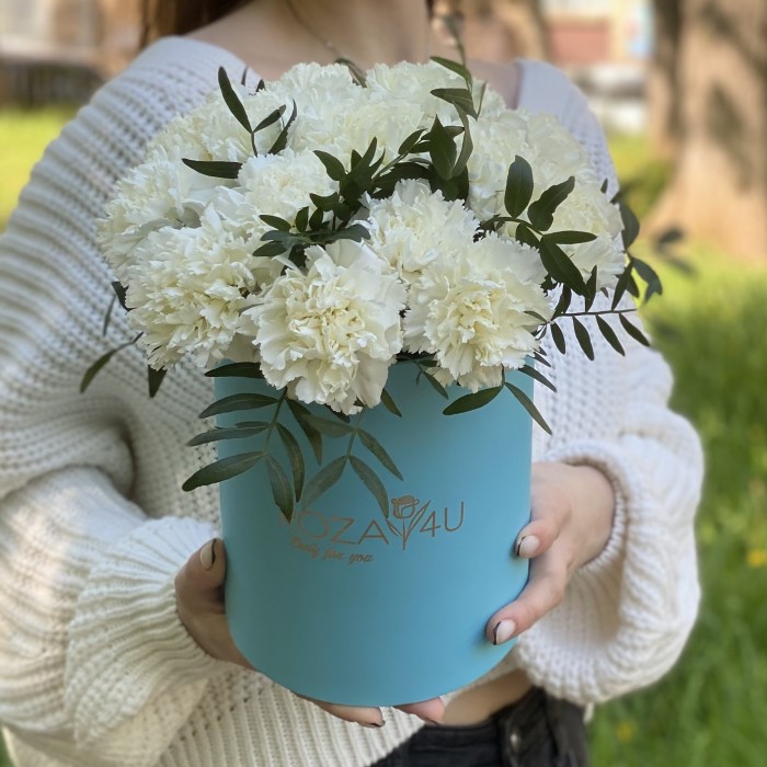 Белые гвоздики в коробке