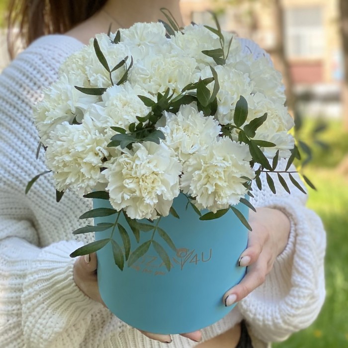 Белые гвоздики в коробке