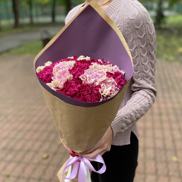 Букет фиолетовых и розовых гвоздик