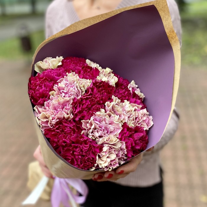 Букет фиолетовых и розовых гвоздик
