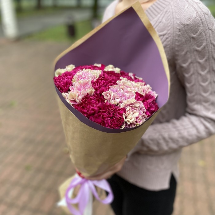 Букет фиолетовых и розовых гвоздик