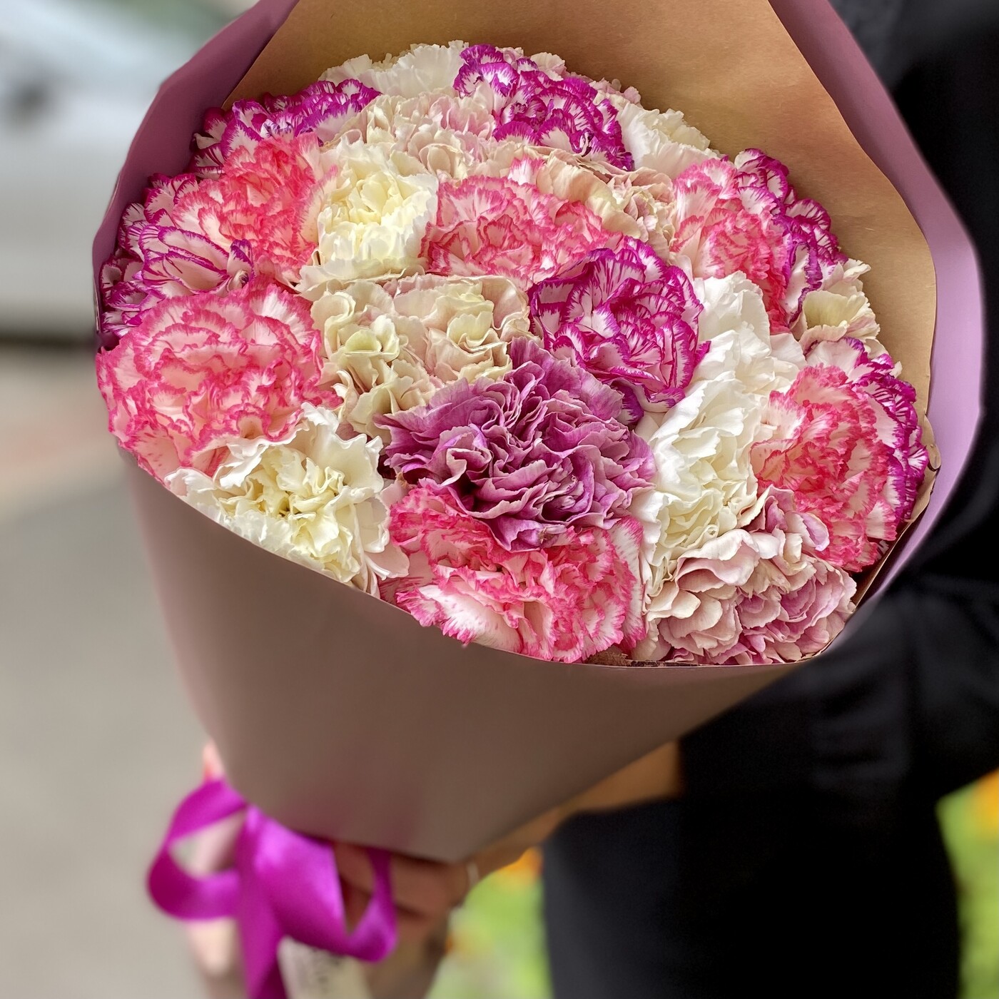 Розовые гвоздики в разноцветном букете недорого на День Святого Валентина