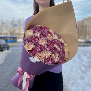 Букет персиковых и фиолетовых гвоздик