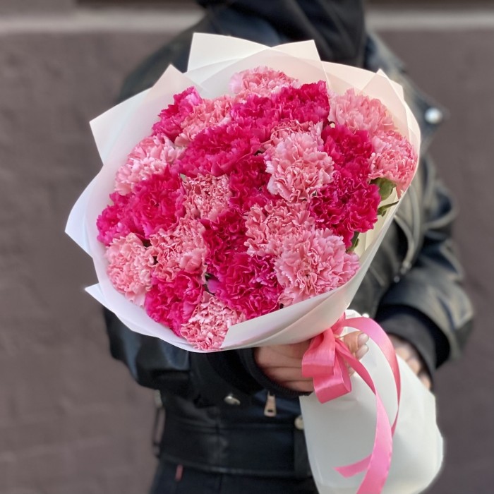 Дуэт из 25 розовых и малиновых гвоздик