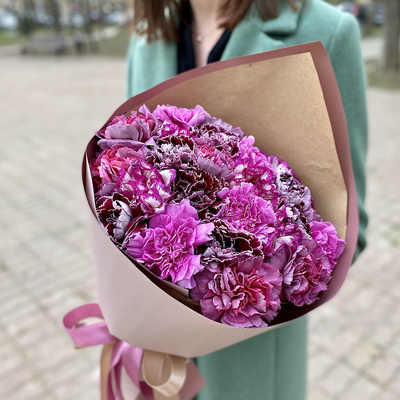 Букет розовых и фиолетовых гвоздик на 14 февраля