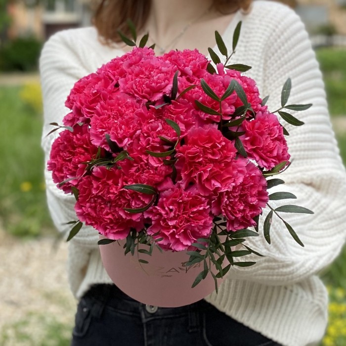 Малиновые гвоздики в коробке