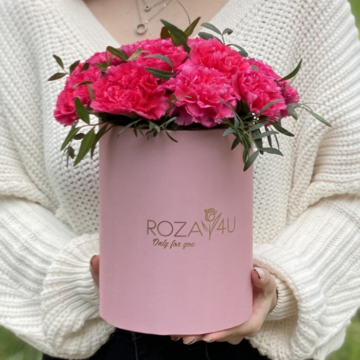 Малиновые гвоздики в коробке