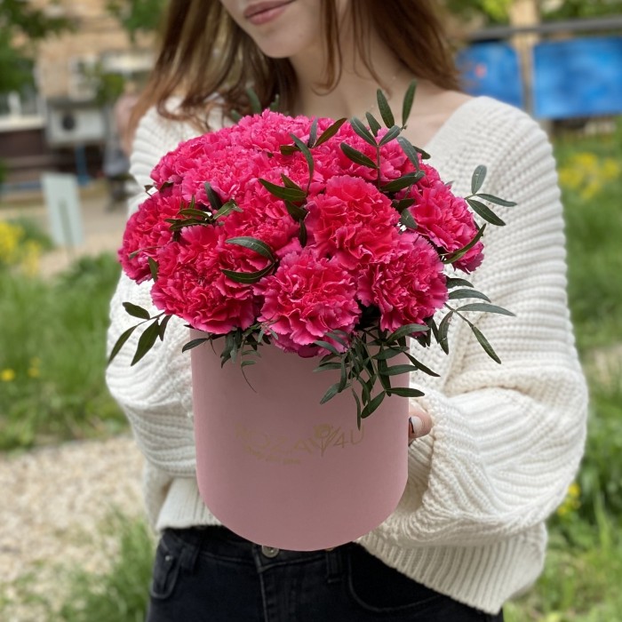 Малиновые гвоздики в коробке