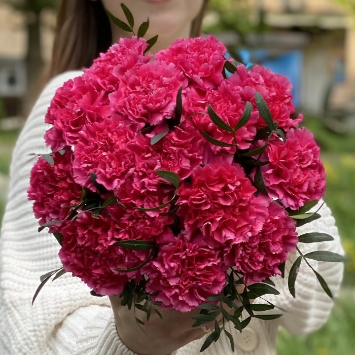 Малиновые гвоздики в коробке