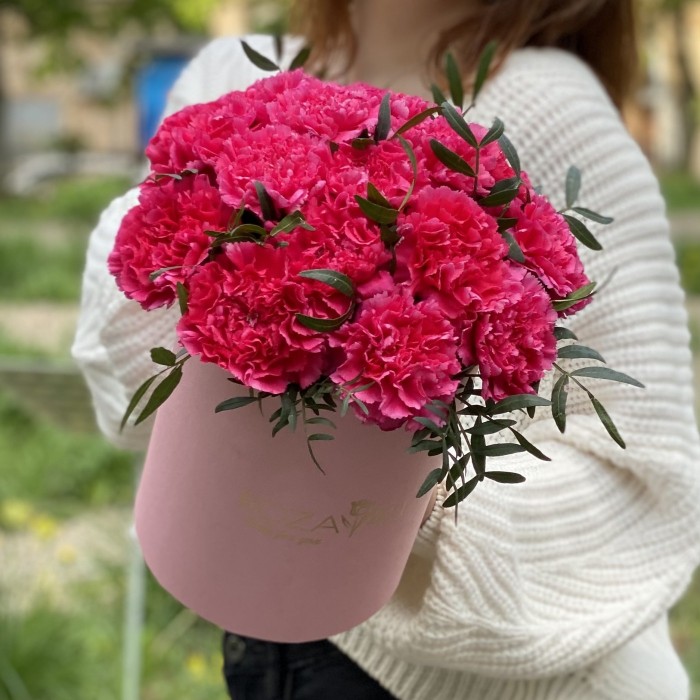 Малиновые гвоздики в коробке