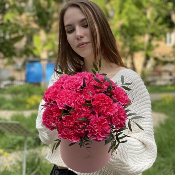 Малиновые гвоздики в коробке