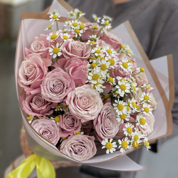 Букет из кустовых роз с ромашкой