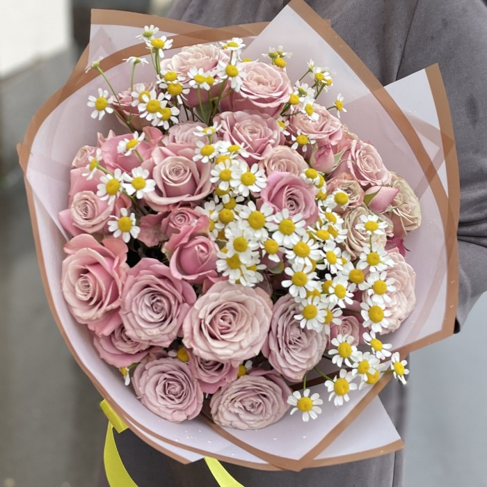 Букет из кустовых роз с ромашкой