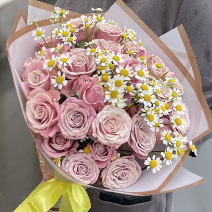 Букет из кустовых роз с ромашкой