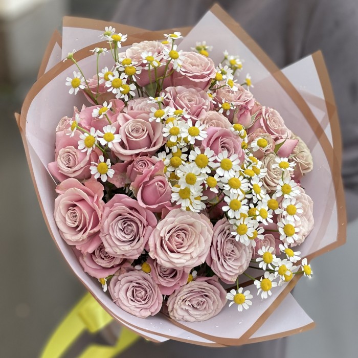 Букет из кустовых роз с ромашкой