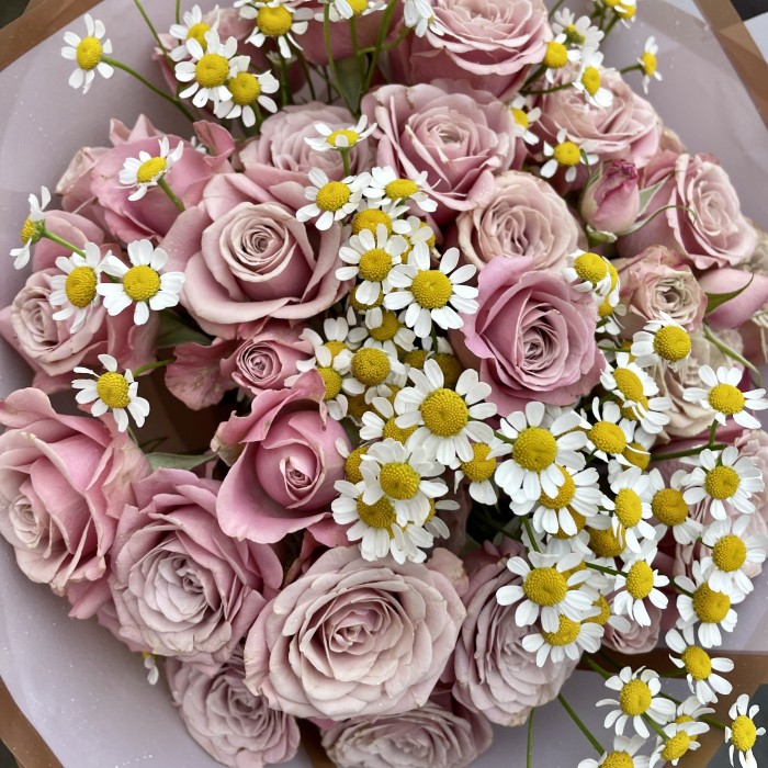 Букет из кустовых роз с ромашкой