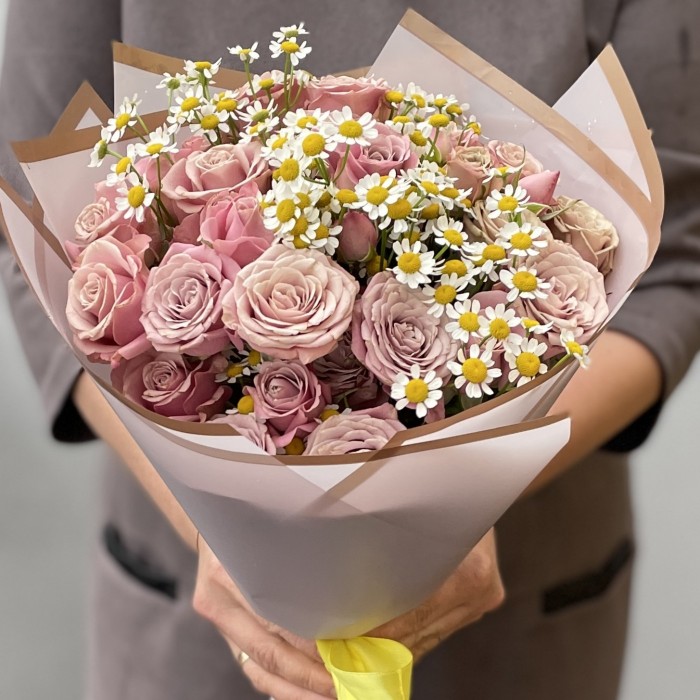 Букет из кустовых роз с ромашкой