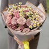Букет из кустовых роз с ромашкой