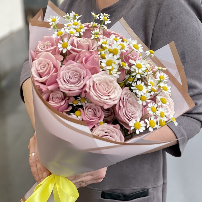 Букет из кустовых роз с ромашкой