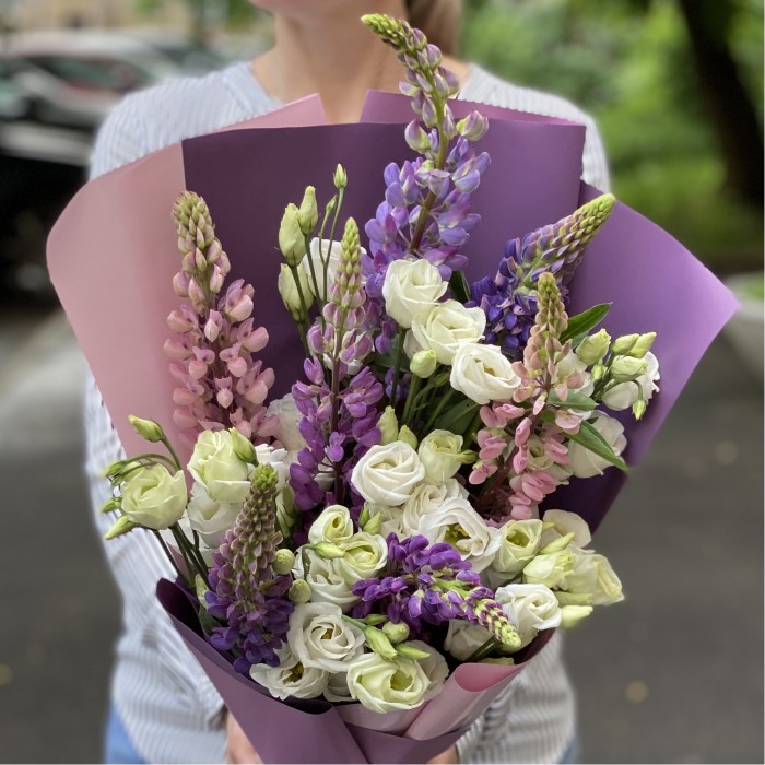 Букет из люпинов и эустом