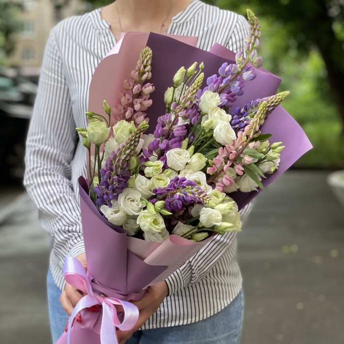 Букет из люпинов и эустом