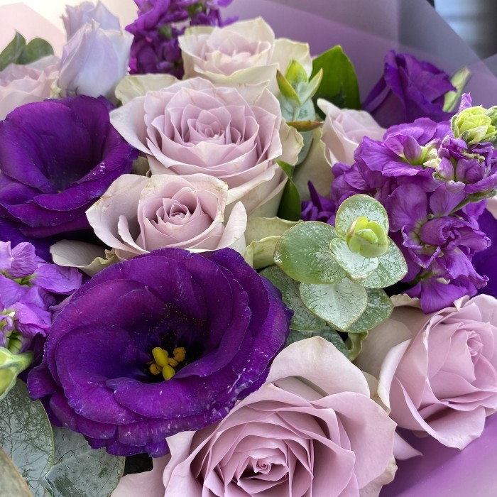 Букет из сиреневых роз и ароматной маттиолы