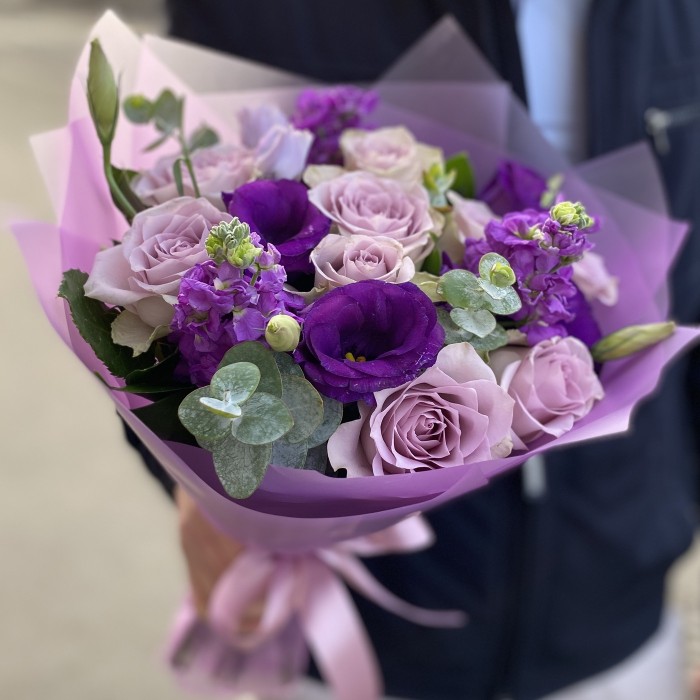 Букет из сиреневых роз и ароматной маттиолы