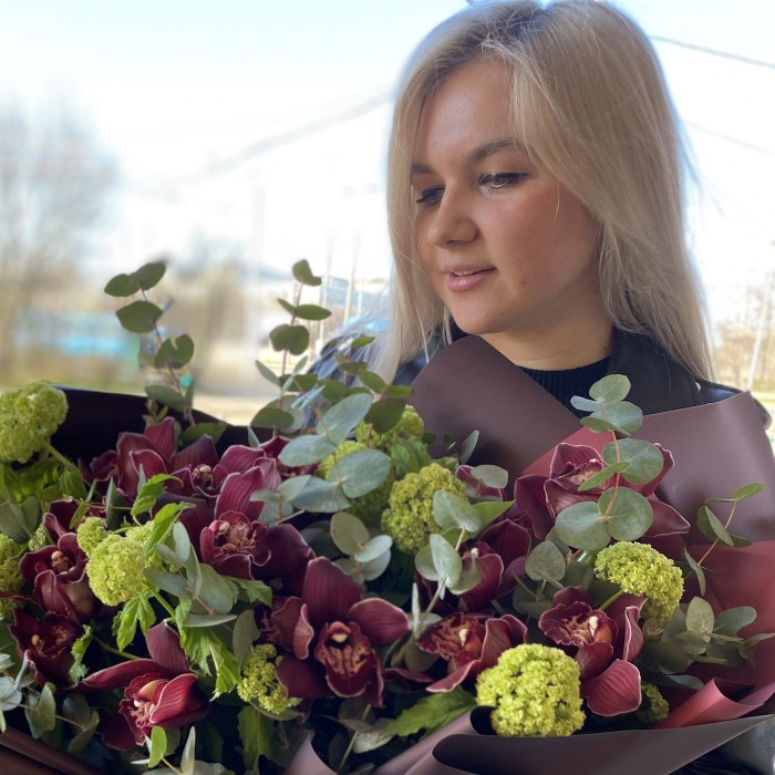 Букет из орхидей и вибурнума