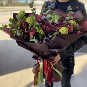 Букет из орхидей и вибурнума