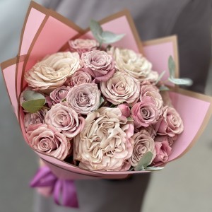 Букет из кустовых и пионовидных роз Петра