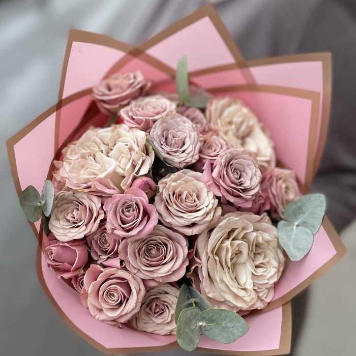 Букет из кустовых и пионовидных роз Петра